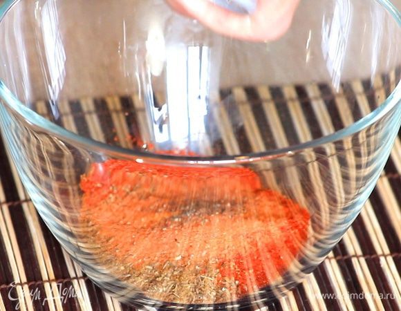 Смешиваем специи - паприку, молотую зиру, острый перец, соль, сахар.