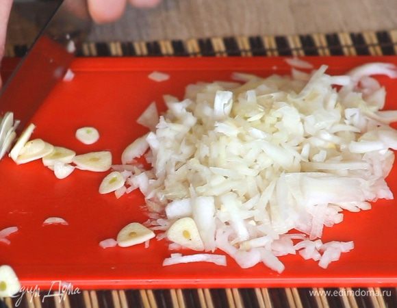 Режем лук и чеснок.