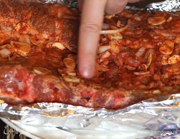 Ставим мариноваться ребра на 2-3 часа. Особо терпеливые могут поставить на ночь!