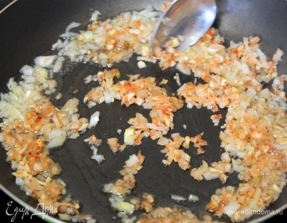 Пока ребра маринуются, делаем домашний соус Барбекю. Обжариваем лук и чеснок. Добавляем оставшуюся смесь специй.