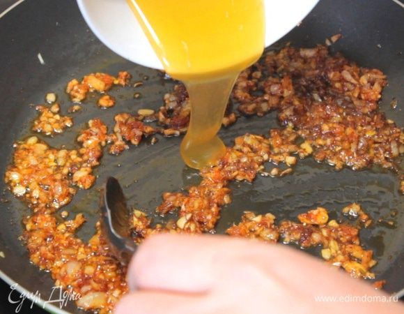 В овощи со специями добавляем мёд.