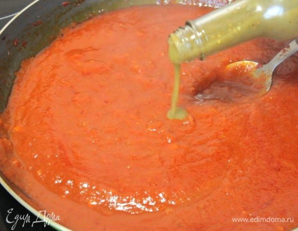 5 минут спустя добавляем томатную пасту, вустерширский соус, бальзамический уксус, соус Табаско. Томим на слабом огне еще 10 минут.