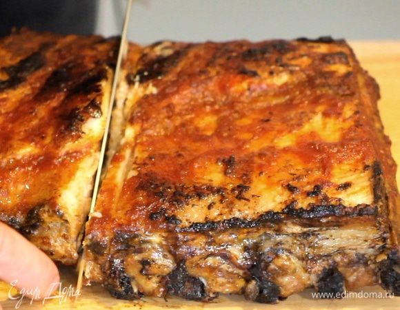 Нарезаем ребра на порционные куски и подаем с соусом барбекю.
Свиные ребра готовы!
Всего вам вкусного!