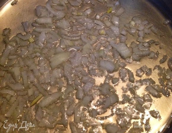В глубокую сковороду с толстым дном (с бортиками высотой не меньше 7 см) налить масло. Подойдет любое масло для жарки без запаха. Ставим на огонь чуть больше среднего. Даем закипеть и высыпаем нарезанный лук. Обжариваем,  периодически помешивая, примерно 2-3 минуты.