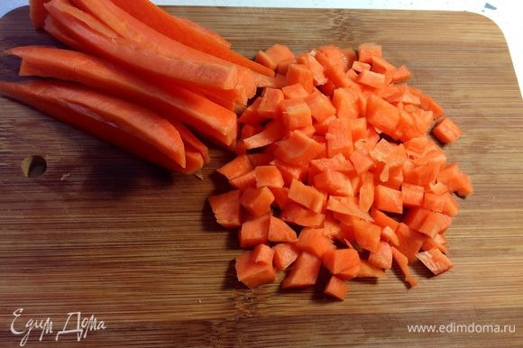 Очищаем крупную (или 2 мелких) морковь, нарезаем мелкими кубиками. Добавляем к луку. Слегка обжариваем, периодически помешивая.