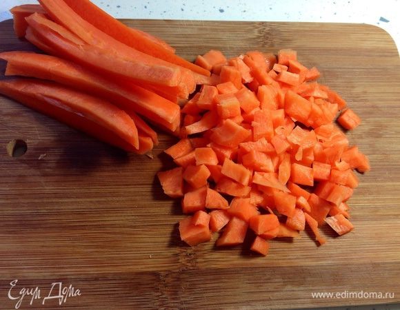 Очищаем крупную (или 2 мелких) морковь, нарезаем мелкими кубиками. Добавляем к луку. Слегка обжариваем, периодически помешивая.