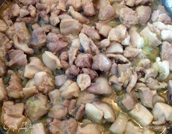 Мякоть курицы (любую часть без костей и кожицы) нарезать небольшими кубиками и добавить к овощам. Жарить, пока мясо не побелеет и не испарится почти весь сок. 