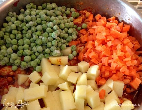 Теперь можно добавить овощи. Выложить нарезанные морковь, картофель, зеленый горошек. Все хорошо перемешать.
** Зеленый горошек можно брать в любом виде. Если свежий или замороженный, то добавить на этом этапе. Если вы используете консервированный, то положите его позже - буквально за 10 минут до готовности (перед закладкой петрушки).