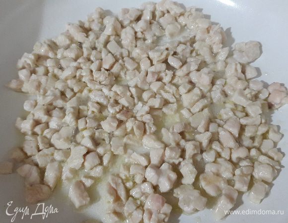 Куриную грудку мелко нарезать и обжарить на ложке оливкового масла.