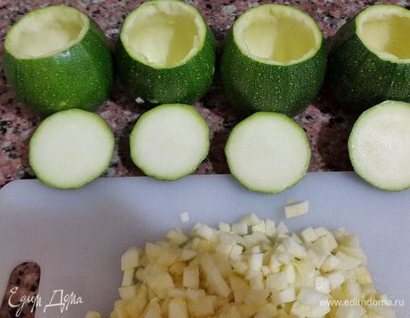 Цукини помыть, обсушить, срезать "шляпки" вынуть мякоть с помощью ножа и ложки, мелко нарезать.