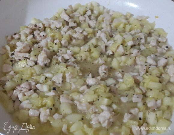 Добавить мякоть цукини к курице, посолить, поперчить и тушить примерно 5 минут.