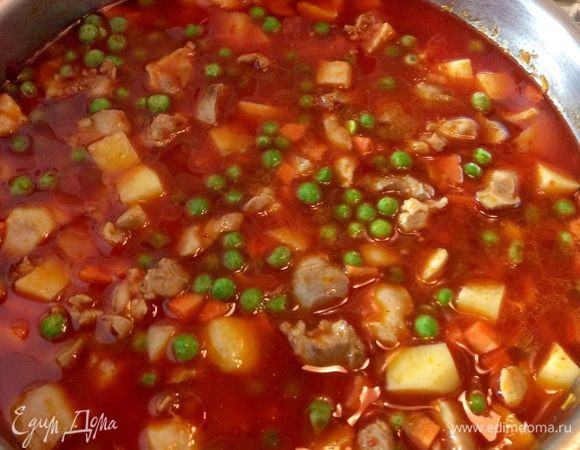 Заливаем горячей водой из чайника так, чтобы овощи с курицей были покрыты слегка водой. Дать закипеть, накрыть крышкой и сделать самый маленький огонь. 
** Если налить воды больше, то получится отварной вкус у готового блюда. А нам нужно безелье тушить, а не варить. 
** Этим временем можно приготовить на гарнир рассыпчатый рис или что-нибудь другое. 