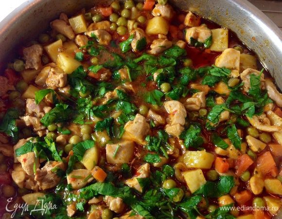 Минут через 10 посолить, добавить все приправы. Еще раз накрыть и тушить до готовности еще минут 7-10. 
Петрушку вымыть, нарезать. Когда картофель и мясо станут мягкими, добавить зелень, огонь выключить. 
** Если в процессе приготовления жидкость выпарится раньше, чем блюдо приготовится, тогда можно будет добавить совсем чуть-чуть горячей воды. 