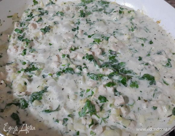 Добавить к курице и цукини сыр лабне, выдавить чеснок, добавить мелко нарубленную петрушку, перемешать и тушить 3 минуты. Выключить, дать немного остыть.