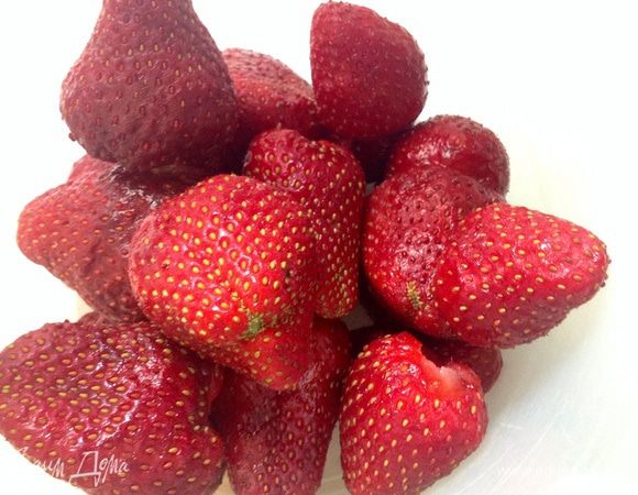 Фрукты или ягоды (у меня сегодня клубника) вымыть и сложить в чашу для блендера и хорошо измельчить в пюре. 