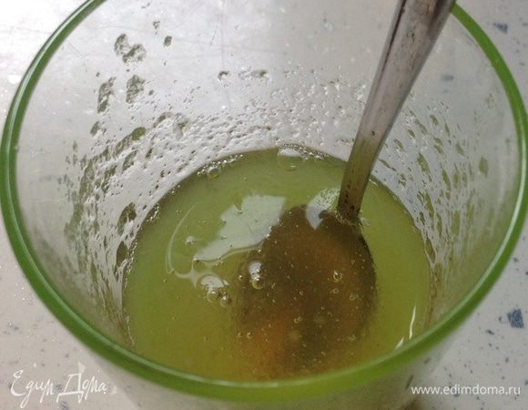 Замочить желатин (1 чайная ложка без верха) в воде комнатной температуры. Оставить для набухания. 