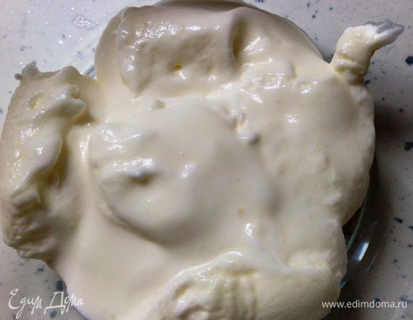 Отдельно взбить сливки, добавляя сахар. Взбивать пока сахар не растворится до пышной пены. 
** Сахарную пудру в приготовлении мороженого я не использую, так как крахмал, который в ней содержится, все-таки чувствуется в готовом десерте. 