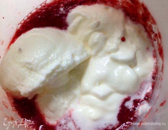 Добавить к ягодному пюре сливки и йогурт. Хорошо взбить миксером или блендером.