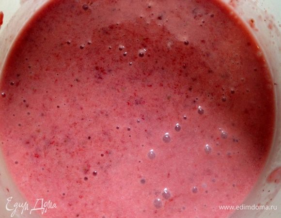 Желатин слегка подогреть на плите или в микроволновке, чтобы растаял и добавить в получившеюся массу. Еще раз хорошо взбить. 