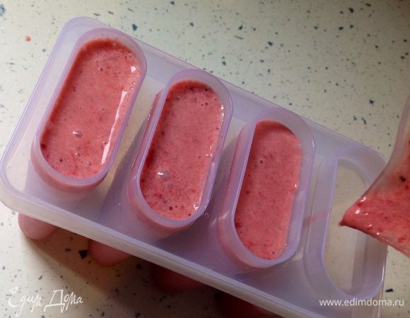 Разложить готовое мороженое по формочкам и убрать в морозильную камеру на 6-7 часов, а лучше на ночь.
** Если вы хотите заморозить десерт в контейнере, тогда оставьте мороженое в той же посуде, в которой взбивали и уберите также в морозильную камеру. Минут через 40 достаньте и взбейте хорошо миксером, тщательно разбивая замерзшие кусочки. Снова уберите в морозильную камеру. Проделайте так еще раз. Потом еще раз взбейте хорошо, перелейте в контейнер с крышкой и уберите в заморозку на несколько часов или до утра. Готовое мороженое можно сервировать по вашему желанию. 