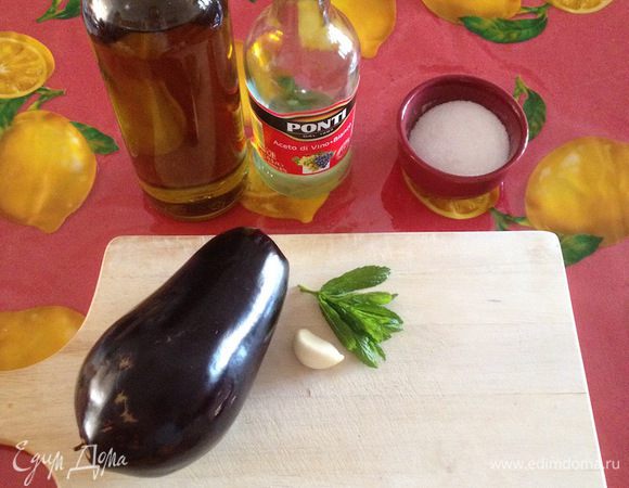 Помыть и вытереть насухо баклажан, мяту. Почистить чеснок.