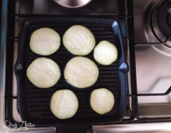 Выложить кружки на хорошо разогретую сковороду-гриль.