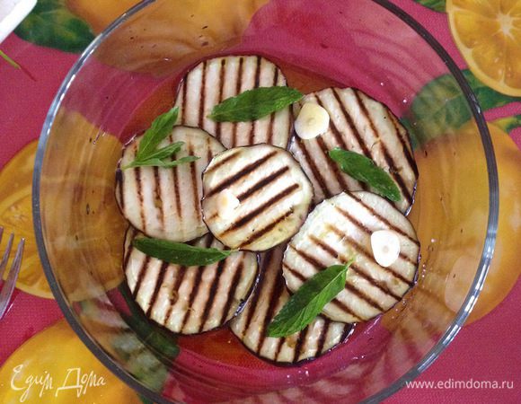 Выложить в миску (лучше высокую и не широкую, т.к. баклажан должен хорошо пропитаться), посолить, полить по чуть-чуть уксусом, оливковым маслом, добавить порезанный чеснок и листики мяты - и так слоями весь баклажан.