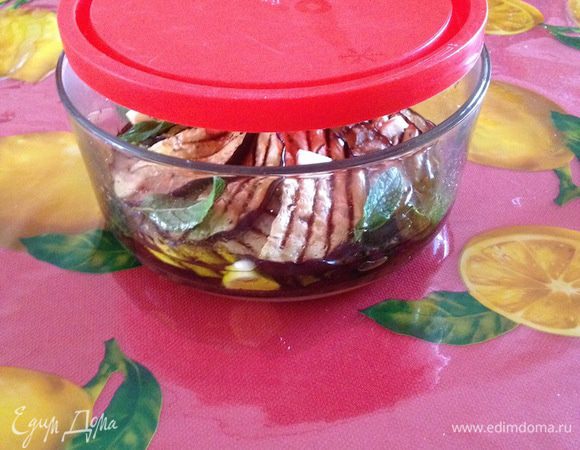 Я использую вот такую миску с герметически закрывающейся крышкой, чтобы аромат чеснока не наполнял холодильник.