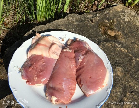 Утиные грудки промыть холодной водой, промокнуть бумажным полотенцем и снять кожу.