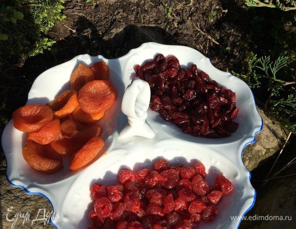 Курагу, вяленую клюкву и вяленую вишню промыть и просушить.