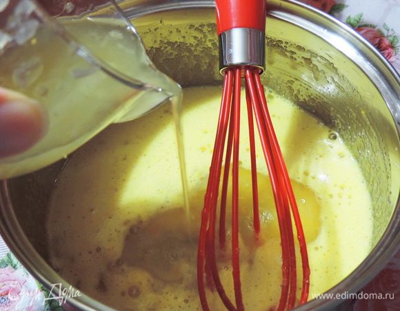 Добавляем лимонный сок, его нам надо примерно 70 мл. Это сок одного крупного или 1,5 средних лимонов.