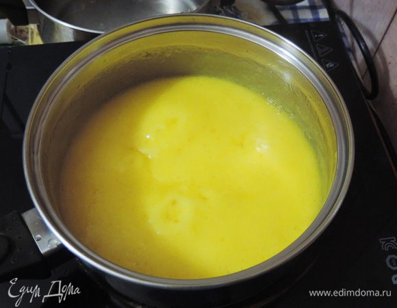 Перемешиваем, отправляем на плиту на медленный огонь. Постоянно помешиваем, как только крем закипел - появились первые булькающие пузырьки, - снимаем его с огня.
И еще, когда сахар растворится, попробуйте курд и подкорректируйте его под свой вкус: лимоны бывают разные, сахар тоже, и вкусовые пристрастия у всех различаются.
