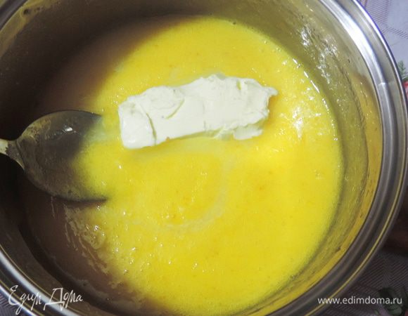 Добавляем сливочное масло и соль (совсем немножко, маленькую щепотку) и перемешиваем до однородности. Перелить в герметичную посуду и оставить на ночь в холодильнике. Готовый курд  загустеет еще больше.
Если использовать планируете сразу же - можете остудить на водяной бане, накрыв емкость с курдом пищевой пленкой в контакте с поверхностью курда.