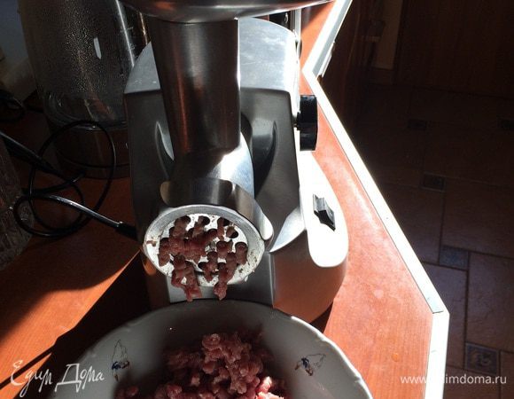 В мясорубке с крупной насадкой прокрутить филе, курагу и вяленые ягоды.