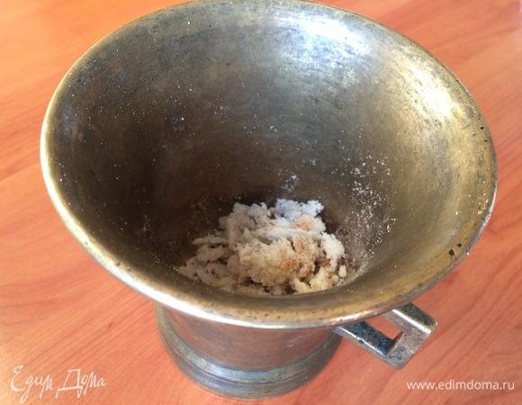 Белый хлеб, примерно 3-4 кусочка, подсушить в тостере или на сковороде, размолоть в ступке до крупной крошки, добавить соль и травы.