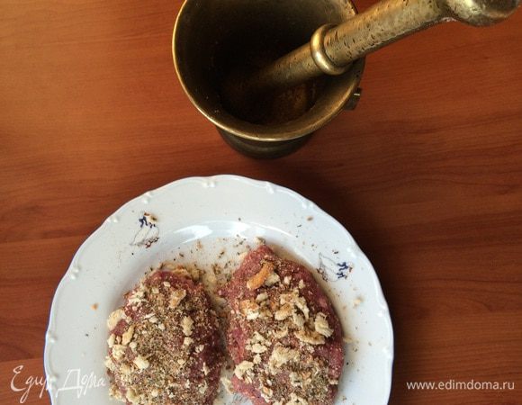 Сформировать котлеты и обвалять в крошке.