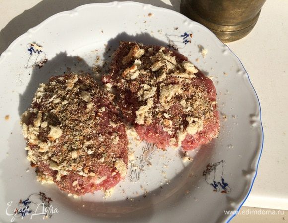 Хлебную крошку следует усиленно вдавливать, чтобы она осталась и внутри утиных котлет.