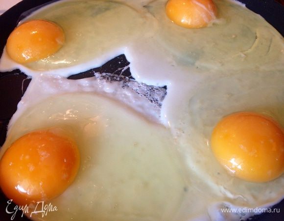 Пока булочки остывают, жарим яйца.