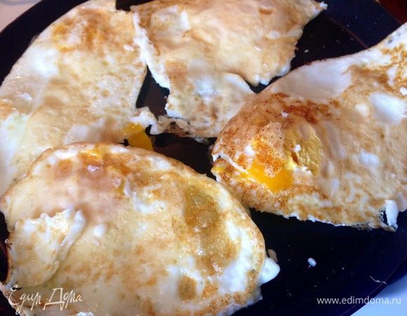 Жарим яйца с двух сторон так, чтобы внутри они оставались немного жидкими.