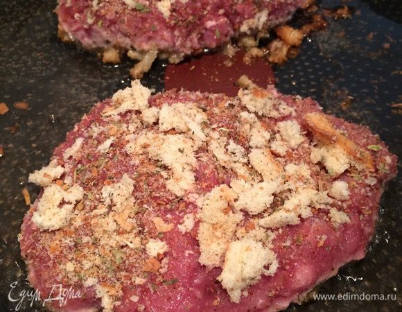 Обжарить котлеты на разогретой стороне с обоих сторон пока не подрумянятся. 