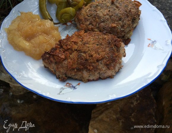 Подавать утиные котлеты лучше всего с чем-то сладко-острым, это подчеркнет их нежный вкус и оставит приятное послевкусие. 