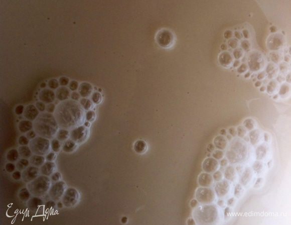 В слегка теплой воде разводим сахар, дрожжи и 1 стакан просеянной муки.