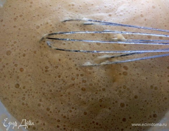 Даем постоять под полотенцем 45 мин. Так выглядит опара (на фото).