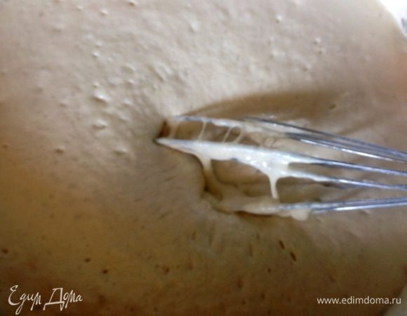 Через 45 мин добавляем щепотку соли, 3 ст ложки оливкового масла и 2 стакана просеянной муки, даем опять постоять под полотенцем еще 45 мин. После этого тесто подошло (на фото).