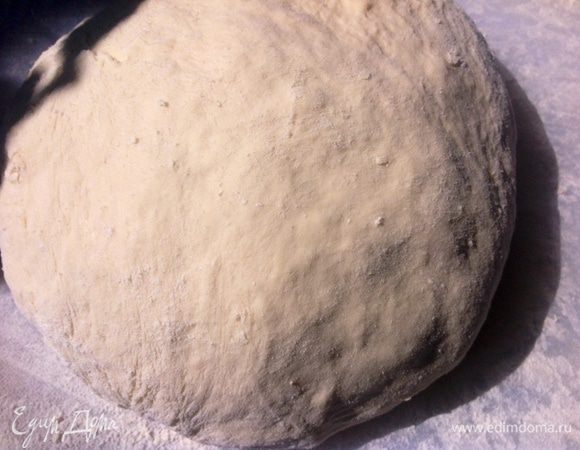 На доску высыпаем еще 1 стакан просеянной муки и замешиваем тесто.