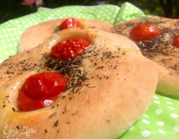 20 мин в духовку на 200 градусов и лепешки испеклись. На природе или на даче, как у нас, фокачча разошлась на ура под бокал хорошего вина :-) Приятного аппетита :-)