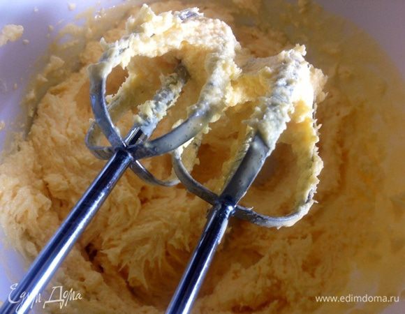 Добавляем сливочный маргарин и снова взбиваем.