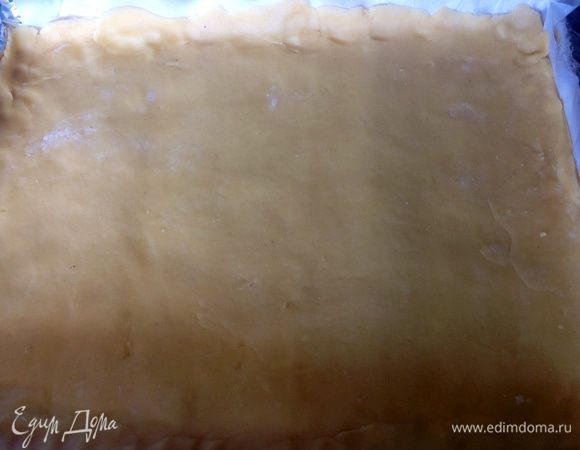 Выкатываем пласт толщиной 1 см, не больше, и выкладываем его на противень. У меня противень маленький, потому что пекла на даче (у меня вышло 2 противня), у вас выйдет один большой стандартный.