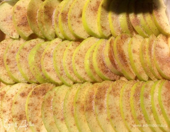 Яблоки посыпаем корицей и коричневым сахаром. 