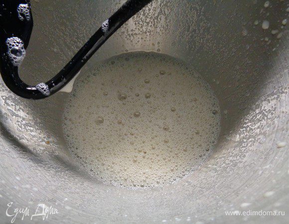 Приготовить опару. Для этого в теплом молоке развести дрожжи, затем добавить сахар, соль и лимонную цедру. Добавить от общего количества муки 2 столовые ложки и хорошо все перемешать. Дать опаре подойти, а затем потихоньку подсыпать муку и вымешивать. 

Сливочное масло натереть и добавить к тесту в конце.

Я месила тесто при помощи комбайна.